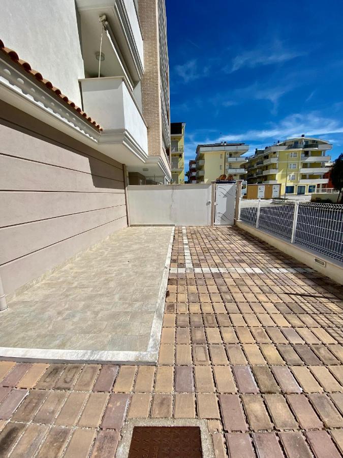 Appartamento Al Mare Con Giardino, Spiaggia E Piscina Alba Adriatica Exterior photo